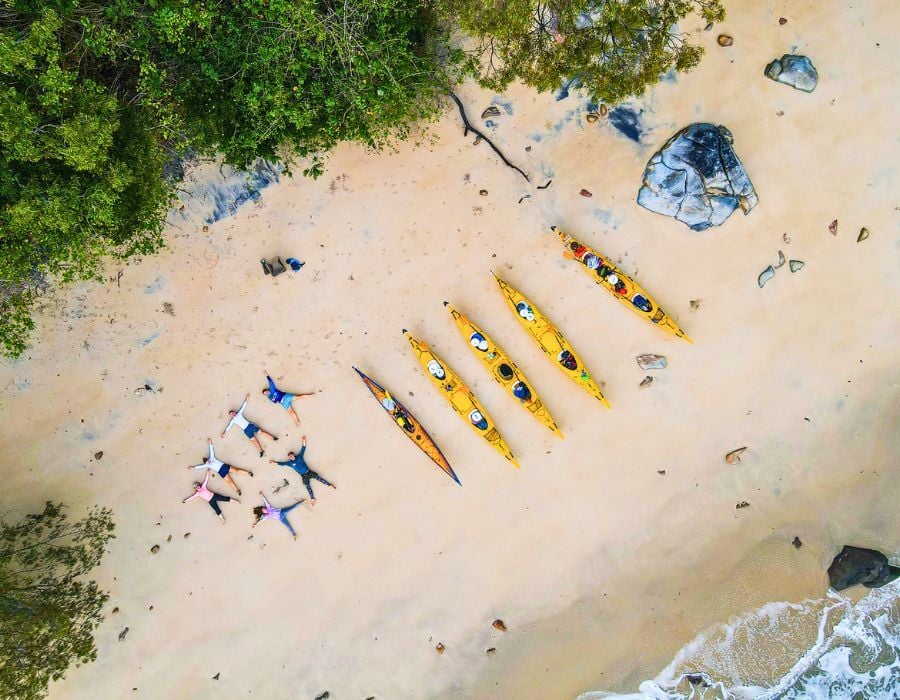 Tour group on bech withg kayaks